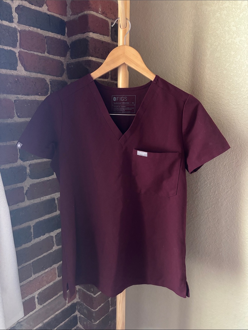 FIGS Women’s V-Neck Scrub Top in Burgundy Size XS